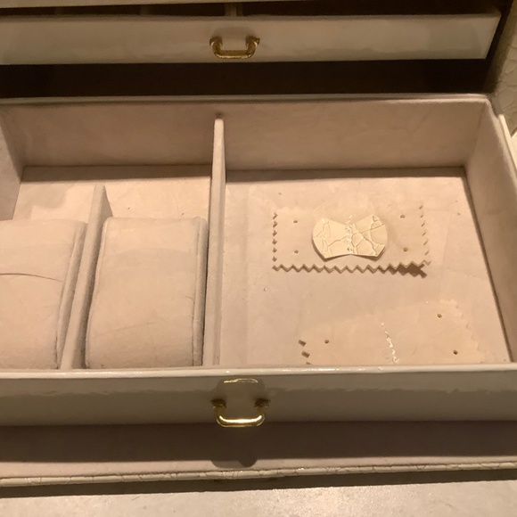 Purse sized Off White Jewellery Box - Picture 3 of 6